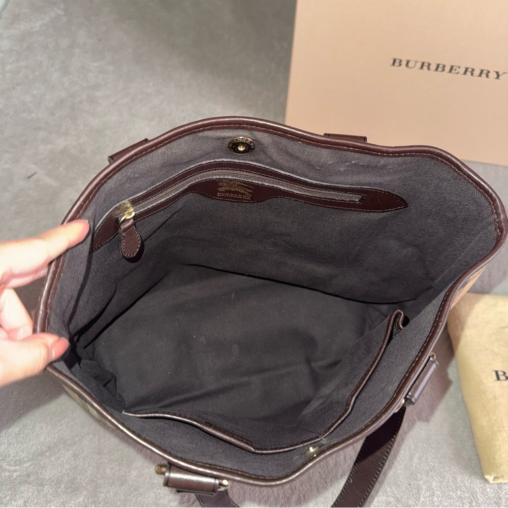 Burberry Haymarket Check tote in brown witb bhrberry box and burberry dust bag - Picture 8 of 14